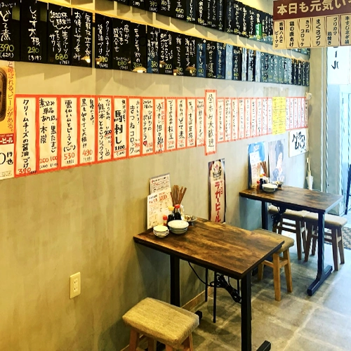 パーラーヒバリの店内に並ぶ手書きメニュー